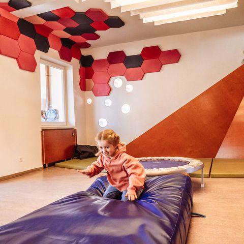 Ein Kind springt vom Trampolin auf eine Matte in Murgels Spielhaus in Baiersbronn.