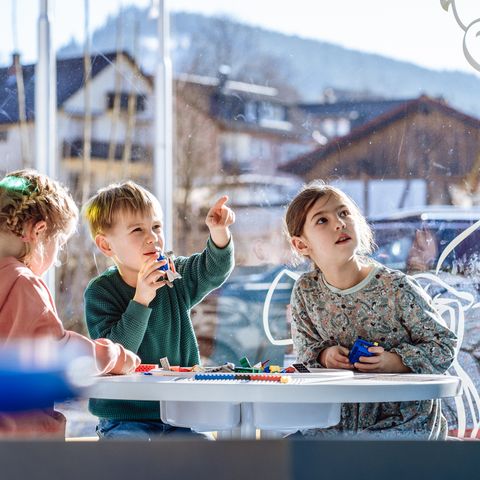 Kinder spielen am Lego-Spieltisch in Murgels Spielhaus in Baiersbronn.