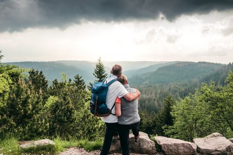 Ein Paar steht umarmend vor einem Ausblick auf den Wildsee