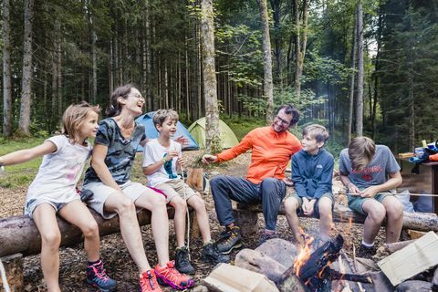 Eine Familie sitzt an der Feuerstelle am Trekking-Camp 