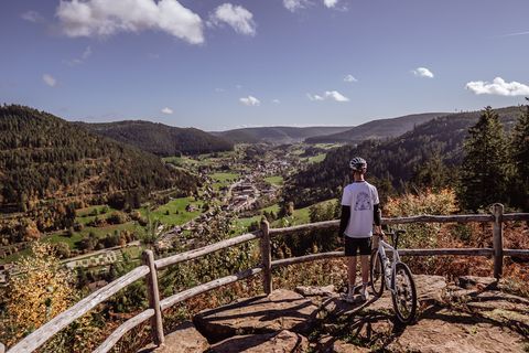 Ein Mann steht mit seinem Gravelbike am Genussplatz an der Walterhütte in Baiersbronn-Obertal.