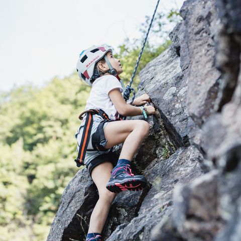 Ein Kind klettert am Gausbacher Felsen im Murgtal.