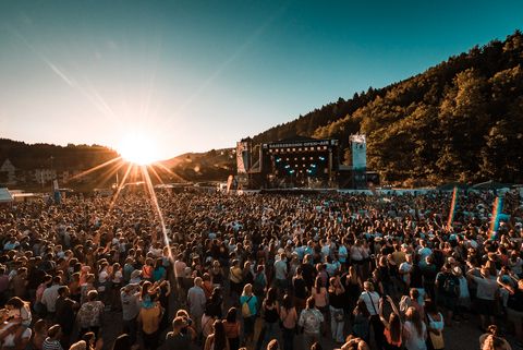 Publikum des Baiersrbonner Open-Airs bei Sonnenuntergang.