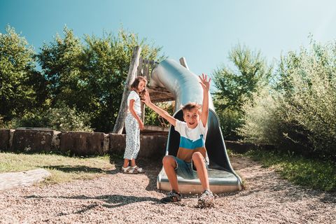 Zwei Kinder spielen auf dem Spielplatz Schelklewiese 