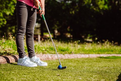 Ein Kind spielt Minigolf auf dem Minigolfplatz in Klosterreichenbach.