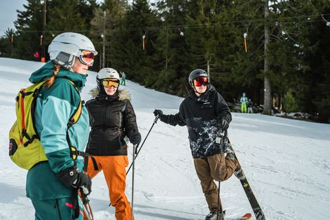 Drei Personen stehen auf der Piste am Skilift Ruhestein.