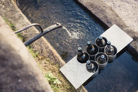 Weinflaschen stehen im Weinbrunnen in Schwarzenberg