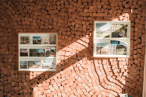 Prospektauswahl in der Tourist-Information in Baiersbronn