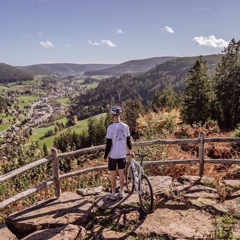 Ein Mann steht mit seinem Gravel-Bike am Genussplatz an der Walterhütte in Baiersbronn-Obertal