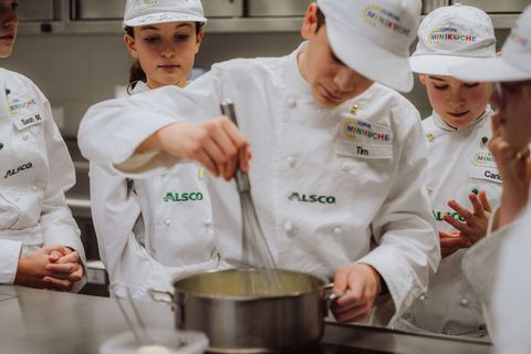 Die Baiersbronner Miniköche kochen gemeinsam im Hotel Traube Tonbach