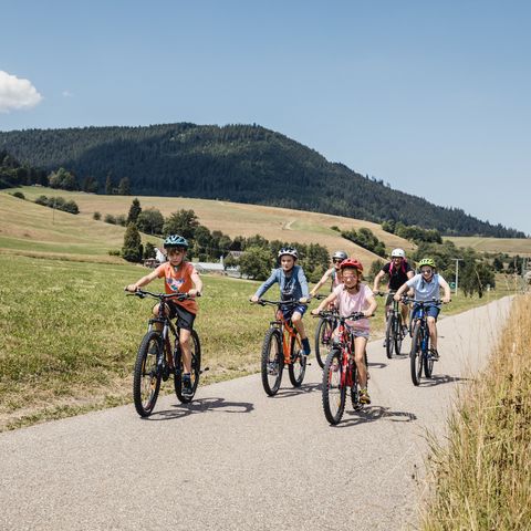 Eine Familie fährt mit dem Fahrrad auf der Tour de Murg.