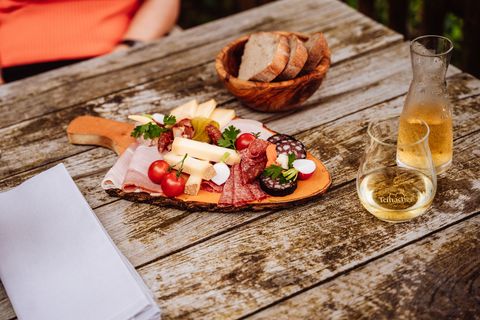 Vesperbrett mit Wurst und Käse in der Blockhütte Tonbach