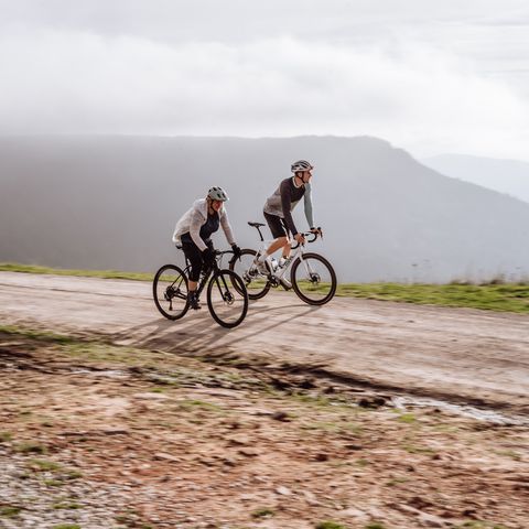 Zwei Personen fahren mit dem Gravel-Bike auf einem aussichtsreichen Weg in Baiersbronn