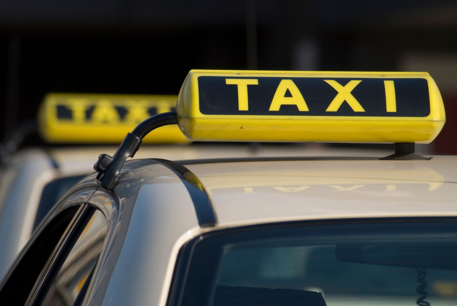 Taxi-Schild auf einem Taxi.